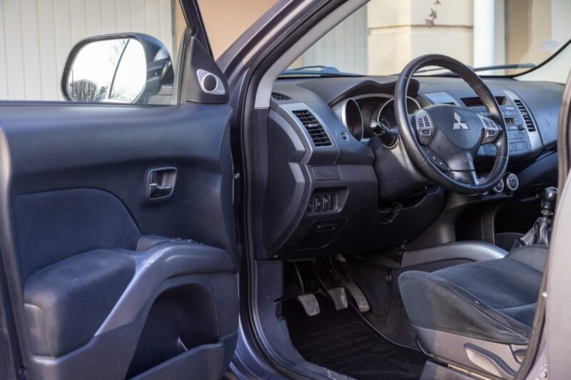 MITSUBISHI OUTLANDER 2.0 DI-D 140CV ✨ Distribution à jour - 7 places - Radar de recul