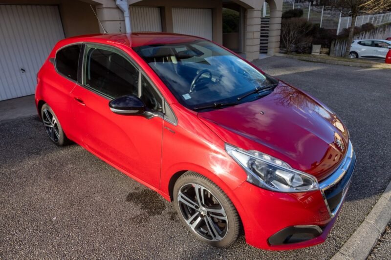 PEUGEOT 208 1.6 HDi 120cv GT Line ✨ Attelage - 6 vitesses - Car Play - Garantie 12 mois incluse