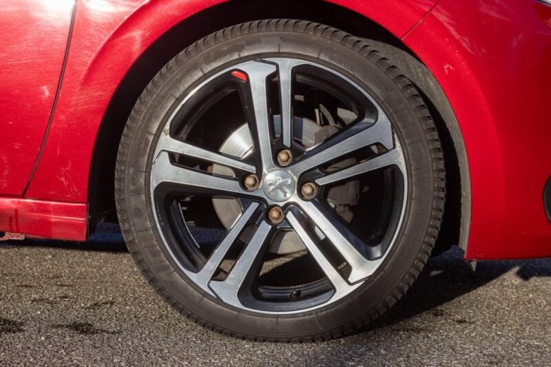 PEUGEOT 208 1.6 HDi 120cv GT Line ✨ Attelage - 6 vitesses - Car Play - Garantie 12 mois incluse