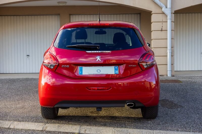 PEUGEOT 208 1.6 HDi 120cv GT Line ✨ Attelage - 6 vitesses - Car Play - Garantie 12 mois incluse