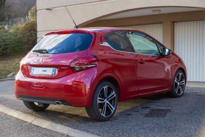 PEUGEOT 208 1.6 HDi 120cv GT Line ✨ Attelage - 6 vitesses - Car Play - Garantie 12 mois incluse