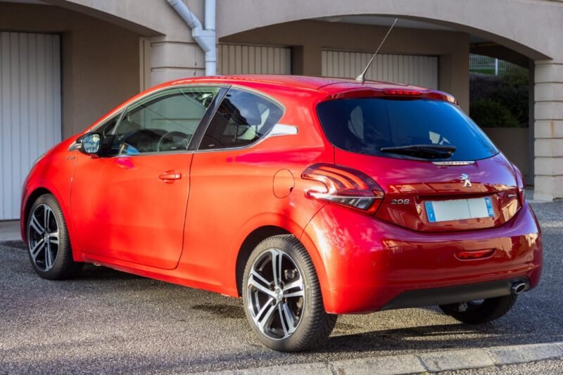PEUGEOT 208 1.6 HDi 120cv GT Line ✨ Attelage - 6 vitesses - Car Play - Garantie 12 mois incluse