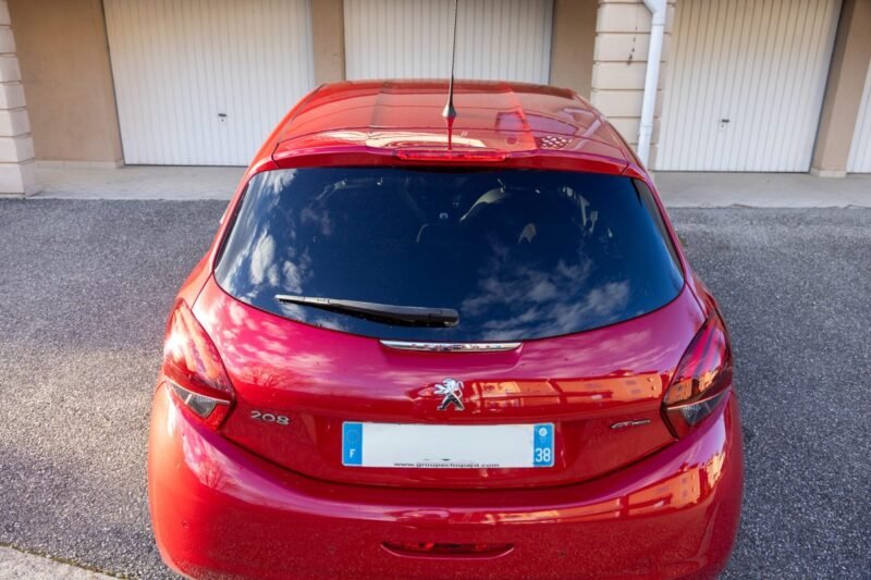 PEUGEOT 208 1.6 HDi 120cv GT Line ✨ Attelage - 6 vitesses - Car Play - Garantie 12 mois incluse
