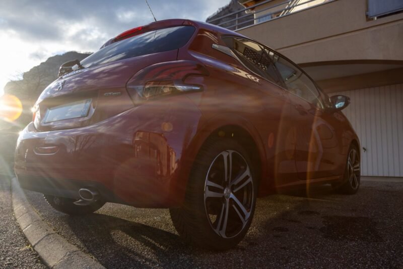 PEUGEOT 208 1.6 HDi 120cv GT Line ✨ Attelage - 6 vitesses - Car Play - Garantie 12 mois incluse