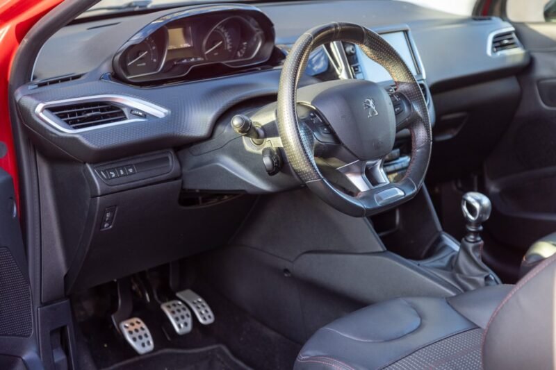 PEUGEOT 208 1.6 HDi 120cv GT Line ✨ Attelage - 6 vitesses - Car Play - Garantie 12 mois incluse