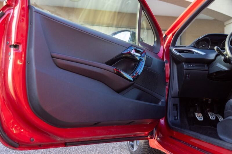 PEUGEOT 208 1.6 HDi 120cv GT Line ✨ Attelage - 6 vitesses - Car Play - Garantie 12 mois incluse