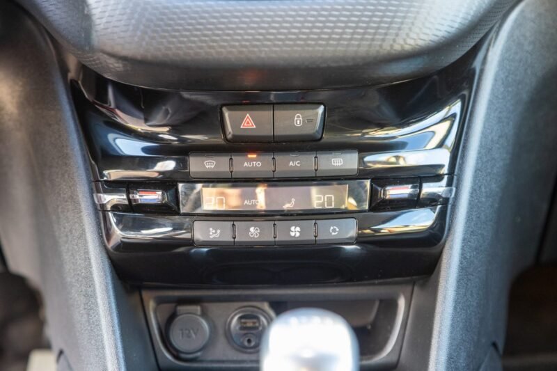 PEUGEOT 208 1.6 HDi 120cv GT Line ✨ Attelage - 6 vitesses - Car Play - Garantie 12 mois incluse