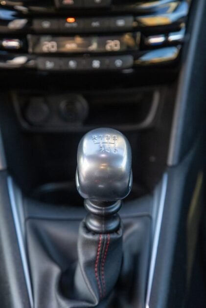 PEUGEOT 208 1.6 HDi 120cv GT Line ✨ Attelage - 6 vitesses - Car Play - Garantie 12 mois incluse