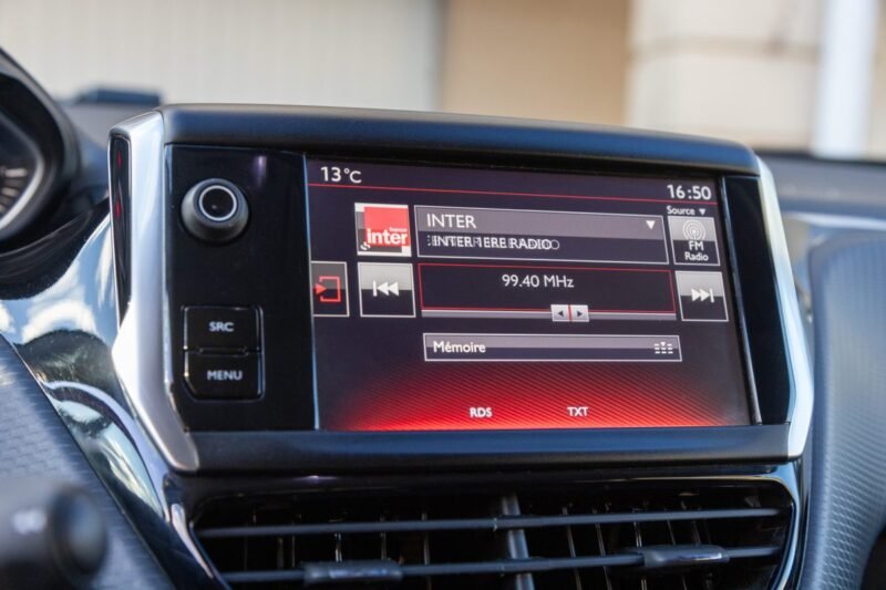 PEUGEOT 208 1.6 HDi 120cv GT Line ✨ Attelage - 6 vitesses - Car Play - Garantie 12 mois incluse