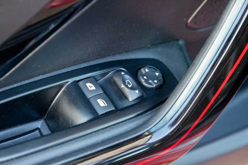 PEUGEOT 208 1.6 HDi 120cv GT Line ✨ Attelage - 6 vitesses - Car Play - Garantie 12 mois incluse