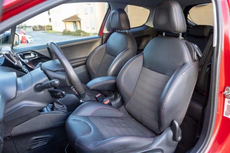 PEUGEOT 208 1.6 HDi 120cv GT Line ✨ Attelage - 6 vitesses - Car Play - Garantie 12 mois incluse