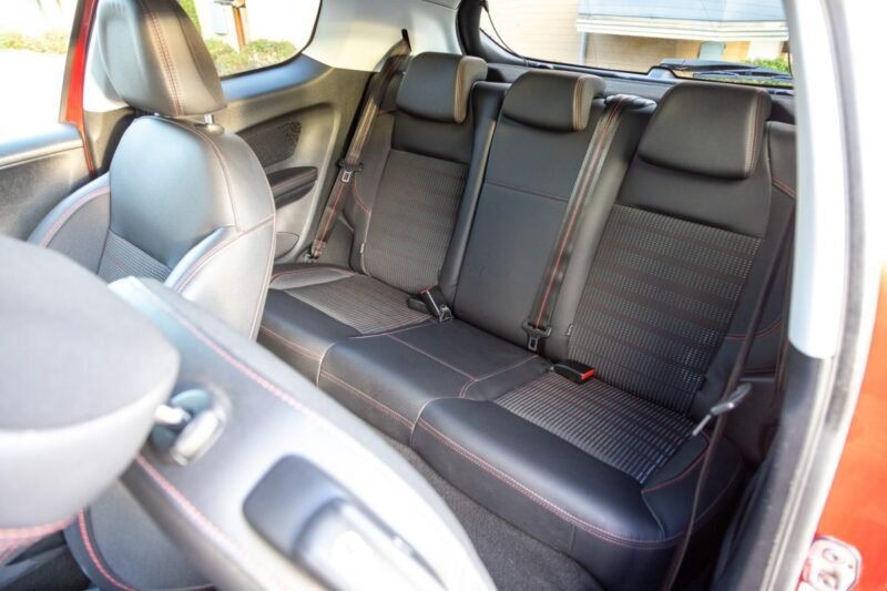 PEUGEOT 208 1.6 HDi 120cv GT Line ✨ Attelage - 6 vitesses - Car Play - Garantie 12 mois incluse