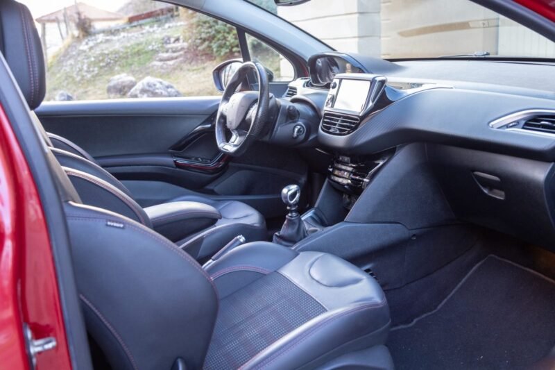 PEUGEOT 208 1.6 HDi 120cv GT Line ✨ Attelage - 6 vitesses - Car Play - Garantie 12 mois incluse