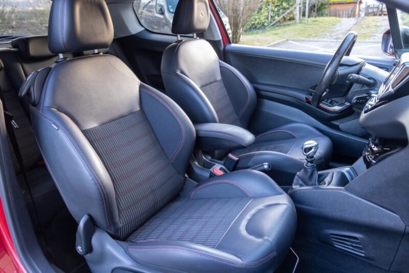 PEUGEOT 208 1.6 HDi 120cv GT Line ✨ Attelage - 6 vitesses - Car Play - Garantie 12 mois incluse