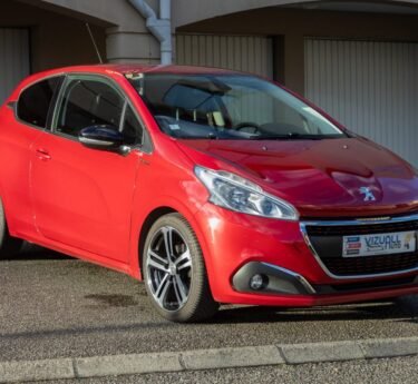 PEUGEOT 208 1.6 HDi 120cv GT Line ✨ Attelage - 6 vitesses - Car Play - Garantie 12 mois incluse