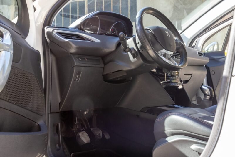PEUGEOT 2008 1.2 PURE TECH 110 ALLURE 2015