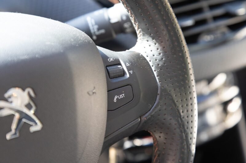 PEUGEOT 2008 1.2 PURE TECH 110 ALLURE 2015
